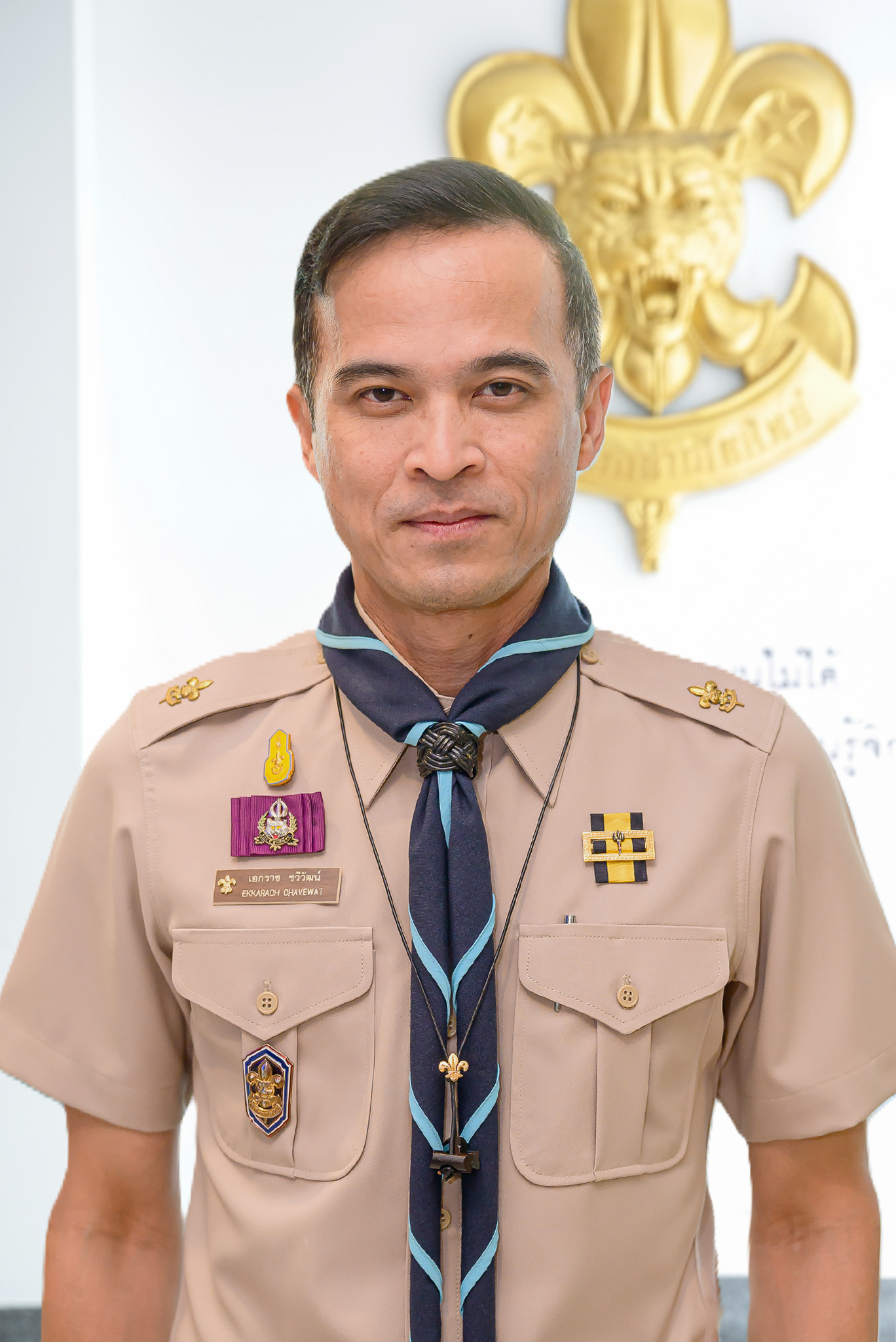นายเอกราช ชวีวัฒน์